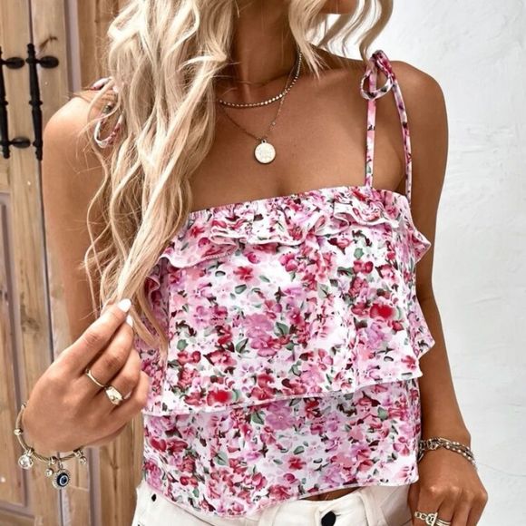 Tops - NEW! Medium floral ruffle top